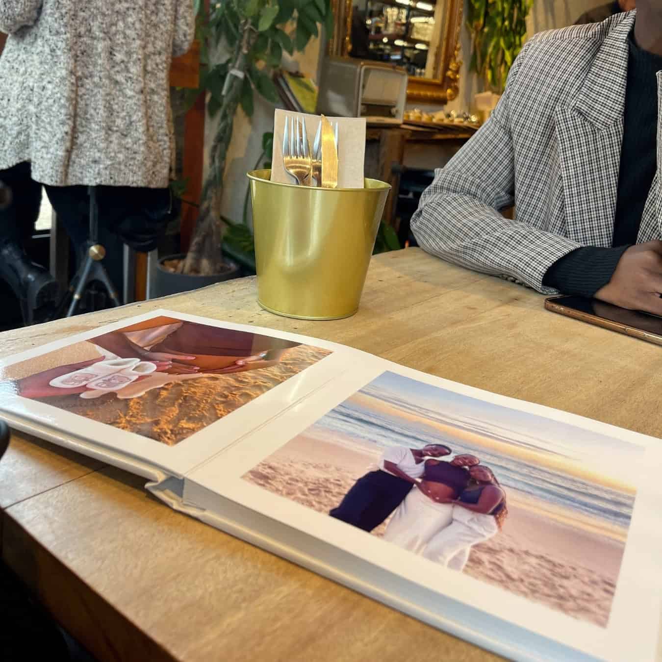 Álbuns Digitais - Nova 73 mockup Álbuns de Fotos personalizados céu azul