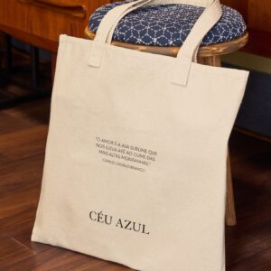 saco de pano com citação amorosa céu azul